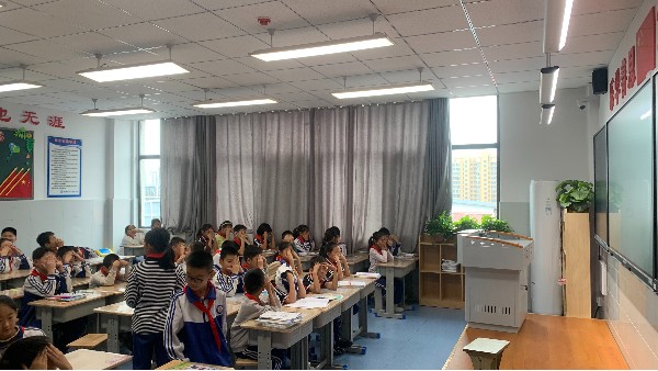 維格教育照明|以黑板燈助力校園的光環(huán)境建設