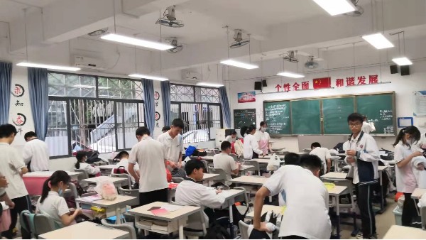 維格教育照明：點亮知識的曙光，黑板燈的專業(yè)選擇